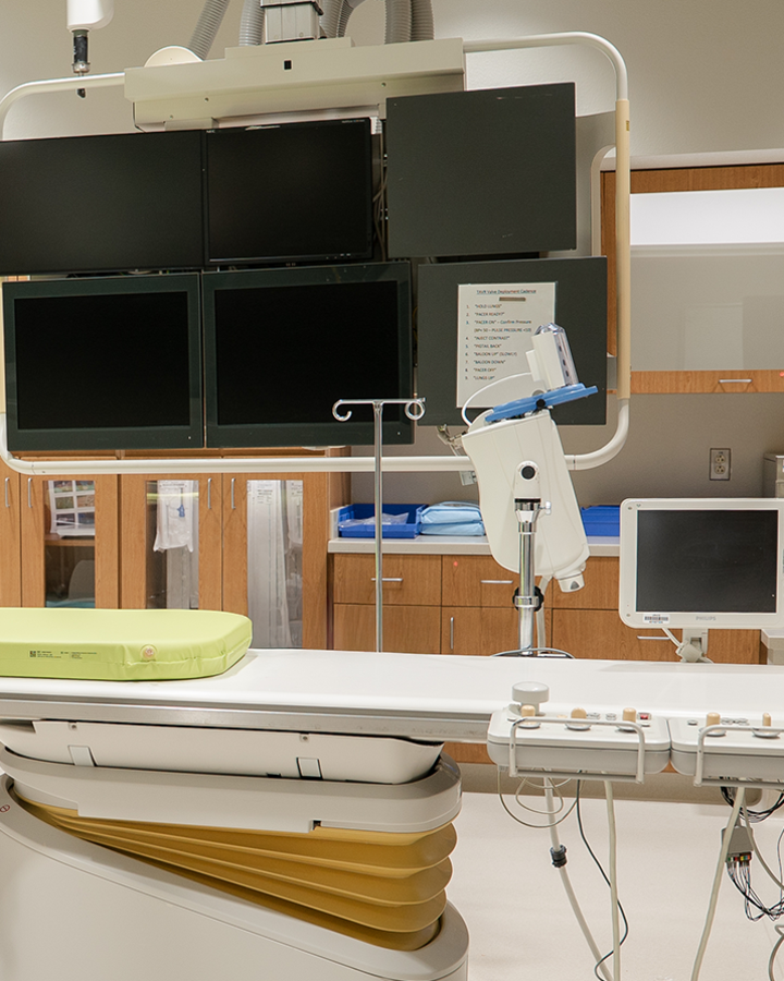 medical-equipement-in-a-room-with-screens