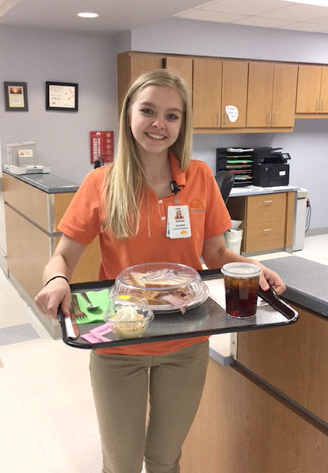 Student-Volunteer-with-patient-food